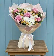 Букет цветов из:  Гвоздики, Орхидеи и Розы в Водоразделе