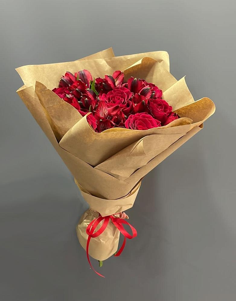 Букет цветов из: Альстромерии и Розы в Водоразделе