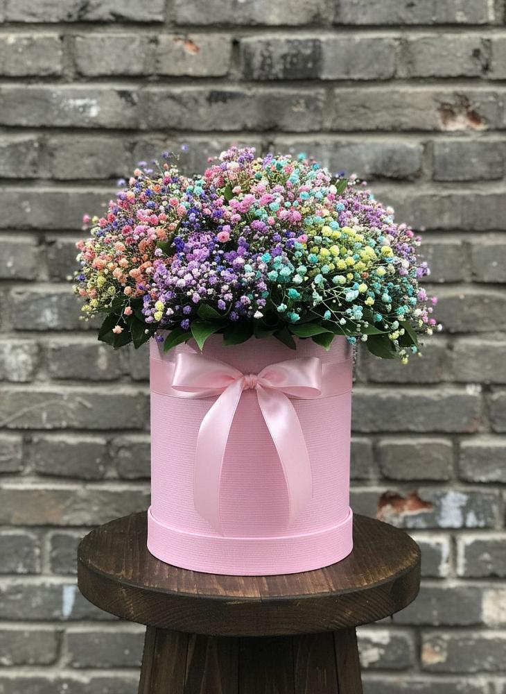 Цветочная композиция из Гипсофила и Розы в шляпной коробке в Водоразделе