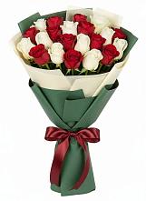 Букет Микс из красных и белых роз в Водоразделе