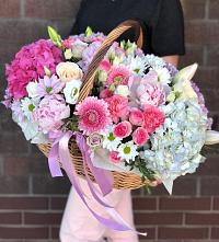 Цветочная композиция из Розы, Хризантемы, Пионы и Лизиантусы в корзине в Водоразделе