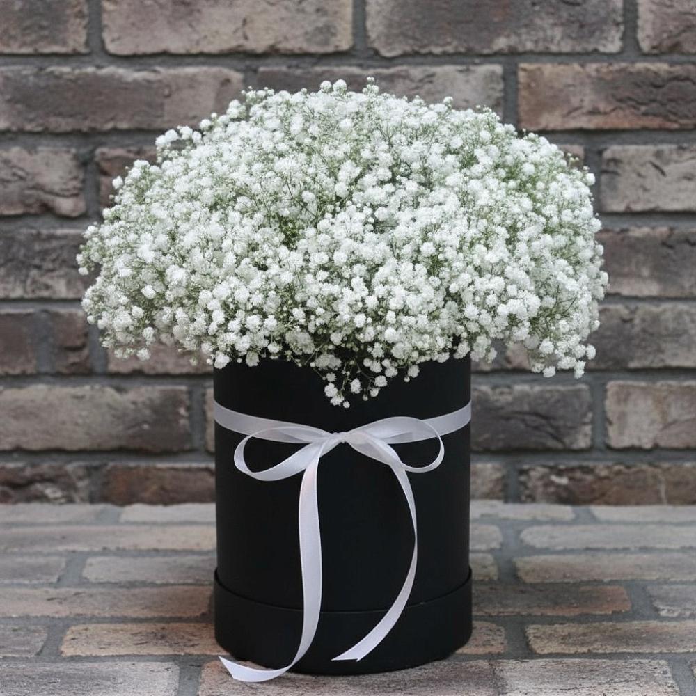 Цветочная композиция из Гипсофила в шляпной коробке в Водоразделе