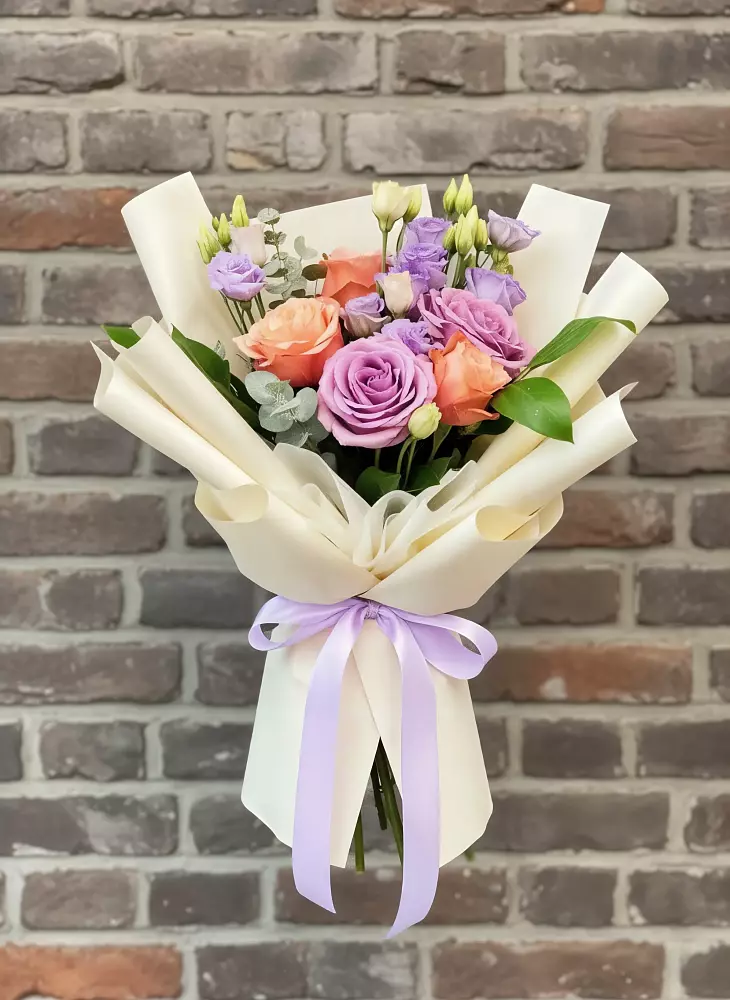 Букет цветов из: Лизиантусы и Розы в Водоразделе