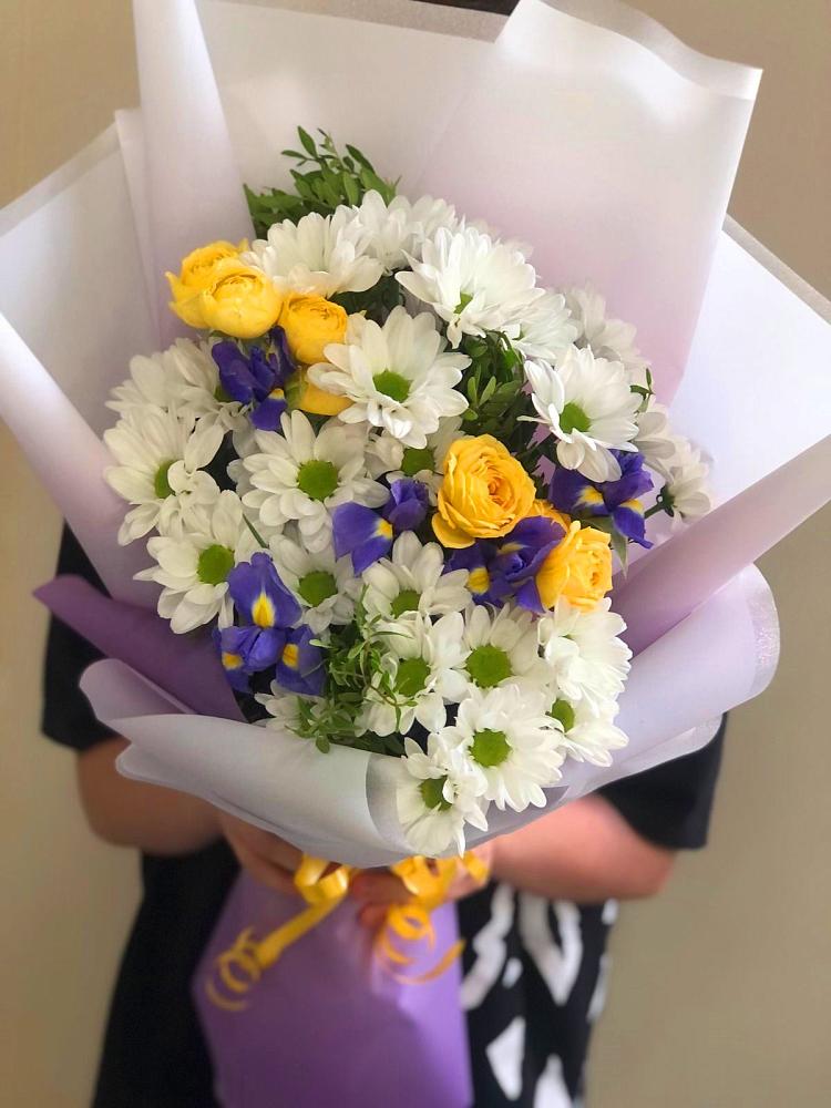 Букет цветов из: Ирисы, Хризантемы и Розы в Водоразделе