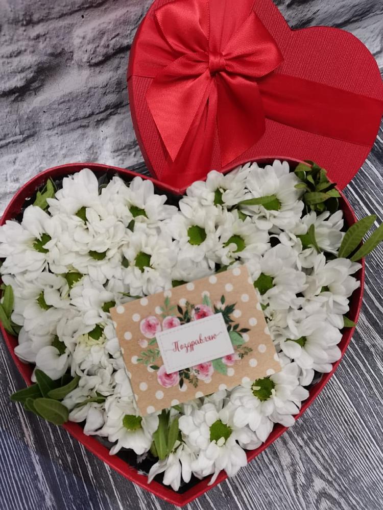Цветочная композиция из Хризантемы в виде сердца в Водоразделе